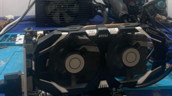 Card màn hình là một thành phần quan trọng trong máy tính chịu trách nhiệm xử lý đồ họa và hiển thị hình ảnh lên màn hình. Nó thường được gắn vào bo mạch chủ (mainboard) và chịu trách nhiệm xử lý các tác vụ đồ họa như vẽ hình, hiển thị video, và chơi game