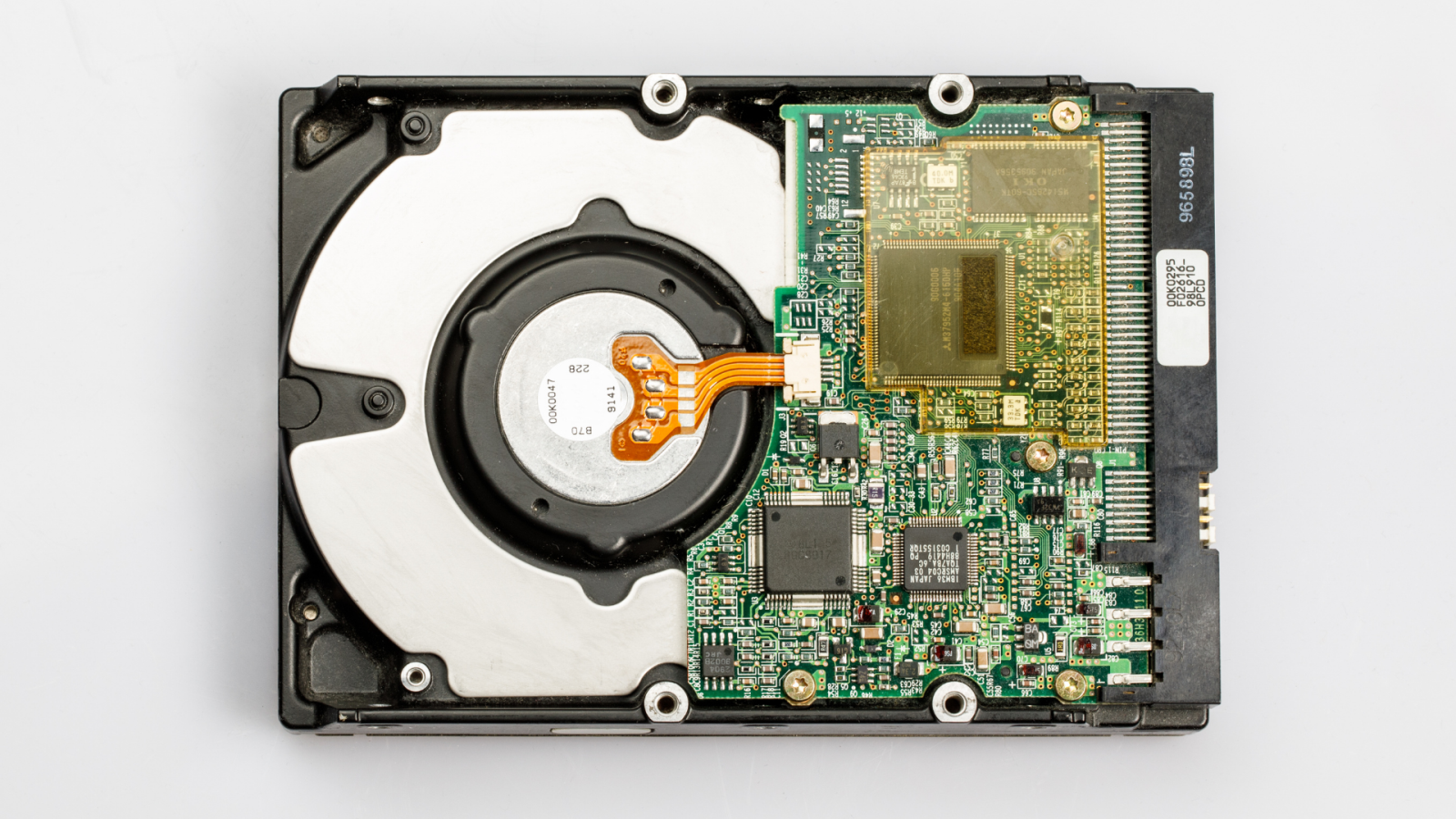 Dịch vụ cứu dữ liệu ổ cứng, khôi phục dữ liệu chuyên nghiệp với tỷ lệ thành công cao. Giá cả hợp lý, uy tín lâu năm, lấy dữ liệu nhanh chóng. Cứu dữ liệu USB, ổ cứng di động, điện thoại, laptop, máy tính, server tại HCM.