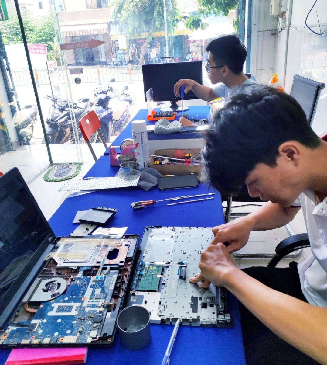 Cửa hàng ModunComputer chính là nơi bạn cần tới. Với dịch vụ sửa máy tinh, laptop giá rẻ lấy liền, Modun Computer – chuyên sửa máy tính tại nhà đã xây dựng uy tín và lòng tin của hàng ngàn khách hàng.