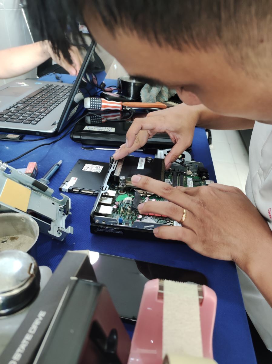 Cửa hàng ModunComputer chính là nơi bạn cần tới. Với dịch vụ sửa máy tinh, laptop giá rẻ lấy liền, Modun Computer – chuyên sửa máy tính tại nhà đã xây dựng uy tín và lòng tin của hàng ngàn khách hàng.