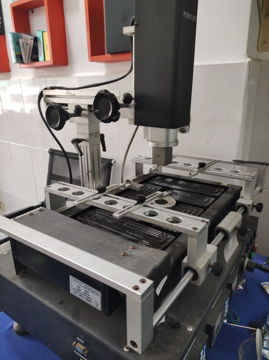 Card màn hình là một thành phần quan trọng trong máy tính chịu trách nhiệm xử lý đồ họa và hiển thị hình ảnh lên màn hình. Nó thường được gắn vào bo mạch chủ (mainboard) và chịu trách nhiệm xử lý các tác vụ đồ họa như vẽ hình, hiển thị video, và chơi game